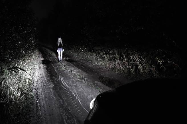 深夜車內突竄濃烈屍臭 男1動作神奇飄花香(示意圖／達志影像)