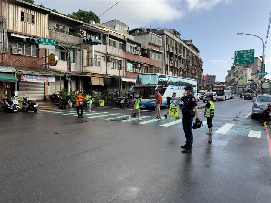 開學首日，警方保護萬里國小學童上下學安全。（金山警分局提供／許家寧新北傳真）