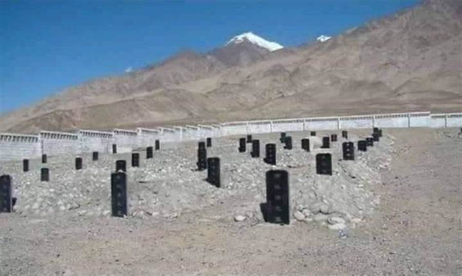 解放軍加拉萬河谷駐軍陣亡戰士墓葬，據圖面計算有107座。（圖／推特@Taihoku1895)