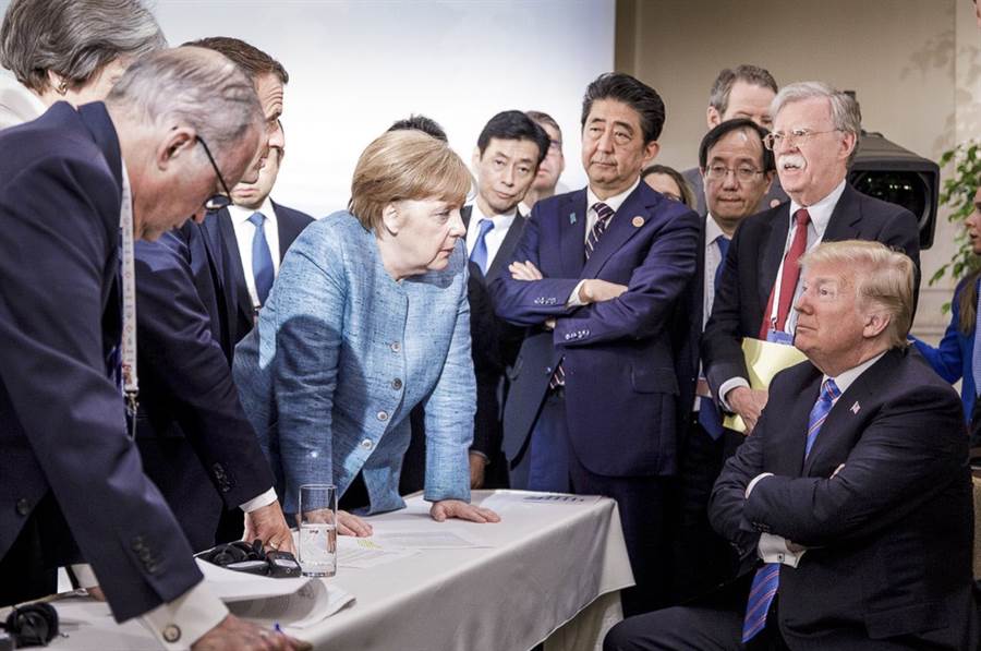 德國總理梅克爾在G7集團國家領導人會議上，帶領歐盟與川普的貿易與關稅政策針鋒相對。（圖／美聯社）