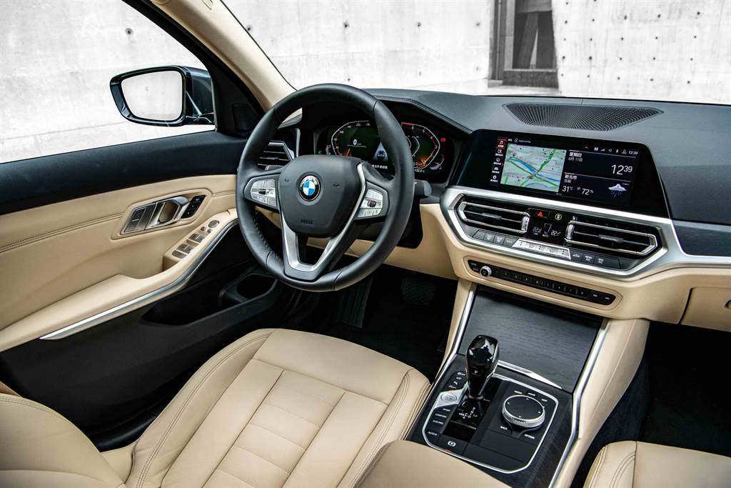 全新2.0L BMW 318i以Vernasca真皮內裝與全數位虛擬座艙打造，營造兼具科技與舒適的豪華座艙，限量100台更升級360度環景輔助攝影、遠端3D監控、HiFi高傳真音響系統與電動行李廂啟閉系統等4項豪華配備