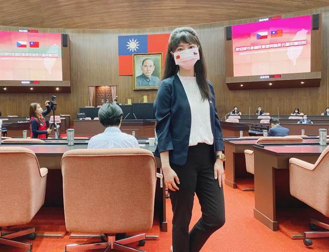 民进党立委高嘉瑜戴双国旗口罩。（图／摘自高嘉瑜脸书）