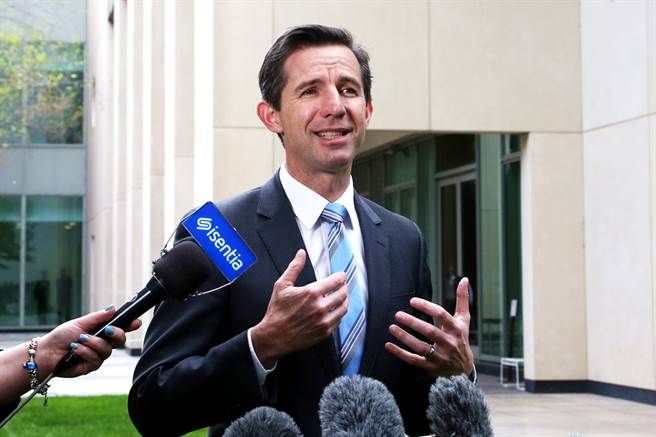 中国大陆8月中旬拘留「中国环球电视网」知名澳洲籍女主播成蕾，澳洲贸易部长伯明罕1日表示，澳洲至今不解成蕾为何遭拘留，同时强调坎培拉不会出卖自己的价值观。（资料照／美联社）