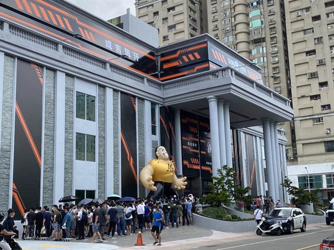 館長陳之漢斥資2億元在台中北屯打造成成吉思汗健身俱樂部台中旗艦店9月1日正式對外營運，許多粉絲為挺館長徹夜在店外排隊。（馮惠宜攝）