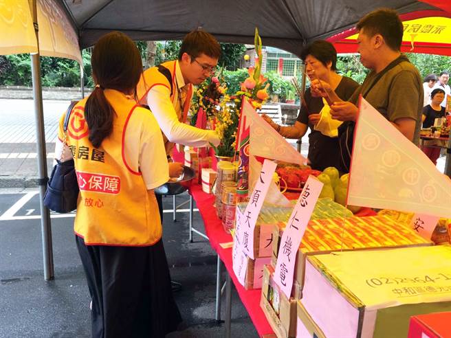 板桥重庆店担任小帮手，协助居民完成普渡大小事，有拜有保庇！(图/业者提供)