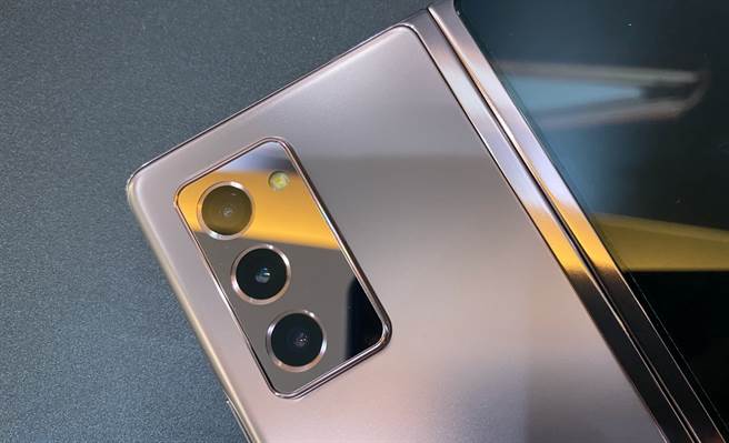 三星Galaxy Z Fold2外萤幕与内萤幕都有一颗相机，此为主相机。（黄慧雯摄）
