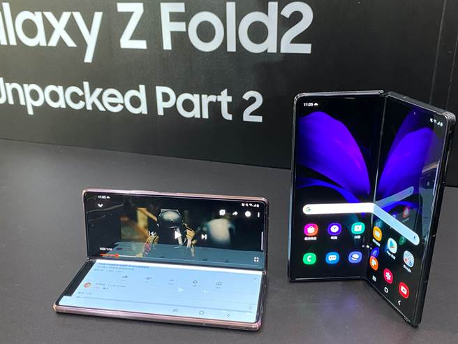 三星Galaxy Z Fold2强化了Flex Mode下的应用方式。（黄慧雯摄）
