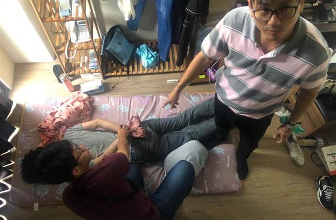 警方在竹东一处透天厝内逮捕「保全李宗瑞」罗姓男子。（民眾提供／戴志扬翻摄）