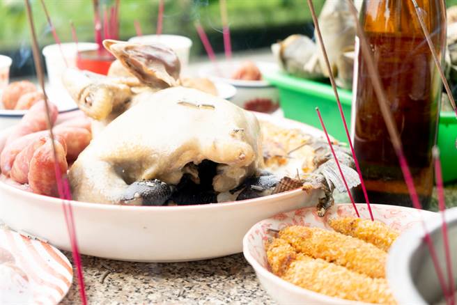 c如鱼、鸡、猪肉或素三牲等应避免长时间暴晒，建议食用前应将食品充分加热，以避免食品中毒。(达志影像/shutterstock)