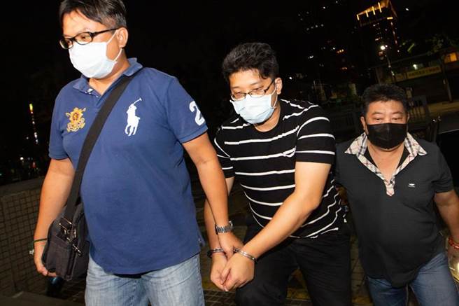 王姓嫌犯1日傍晚遭警方移送地检署侦讯，案由为「强制猥亵」，讯后遭请回、限制住居。（袁庭尧摄）