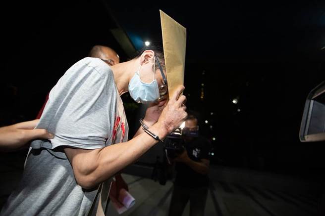 卢姓嫌犯1日傍晚遭警方移送地检署侦讯，面对案情不愿多谈。（袁庭尧摄）