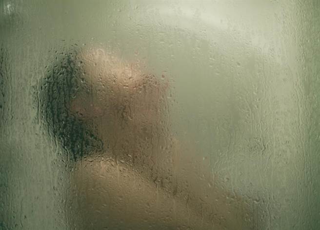 母女共浴 女儿却低头悄说「门边有叔叔」母吓坏（示意图／达志影像）