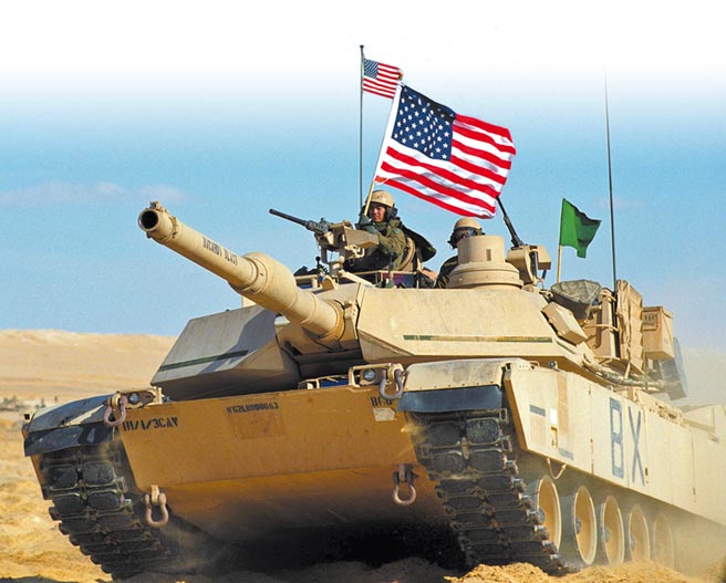 国防部编预算向美採购「地表最强坦克」M1A2T坦克，分4批次在2023至2026年交付。图为昔日美军与他国联合演习的陆军M1A2坦克。（美联社）