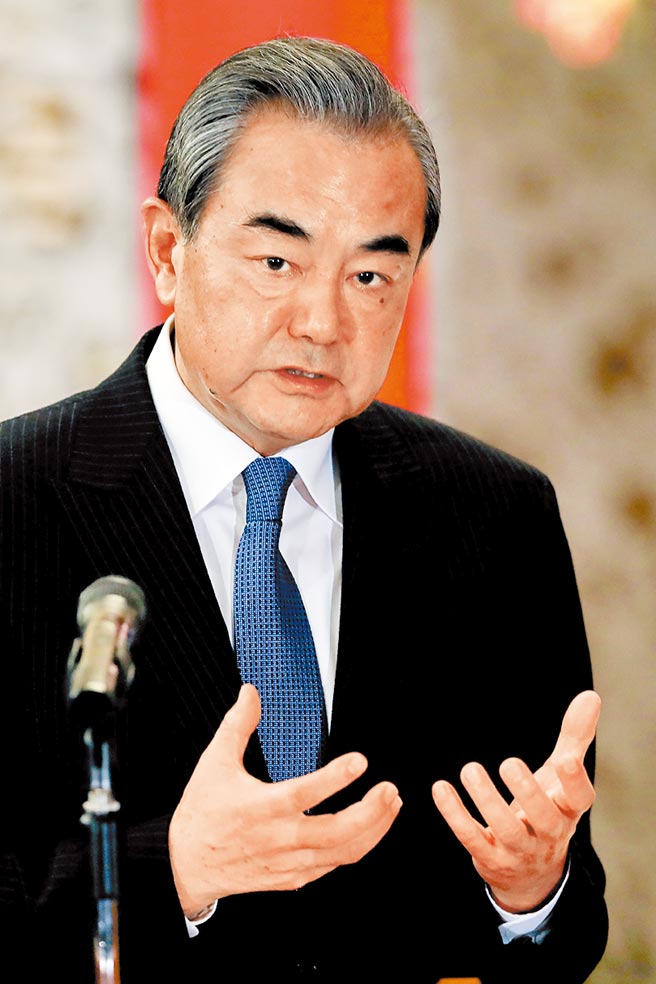 大陆外交部长王毅扬言让捷克参议院长韦德齐付出深重代价。（美联社）