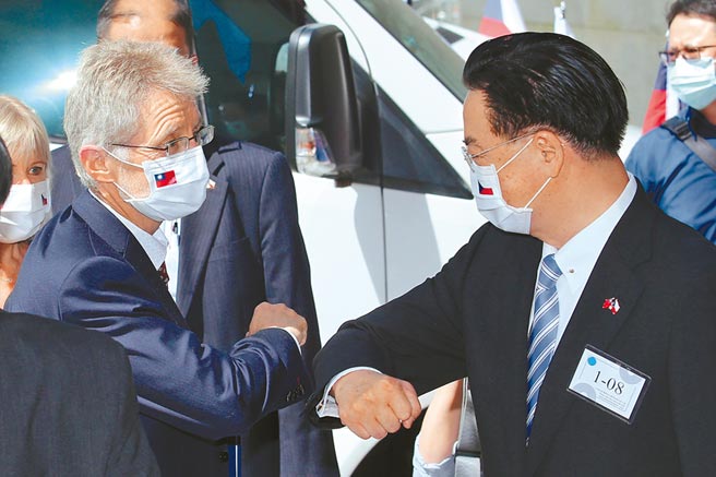 捷克参议院议长韦德齐（左）31日前往政大发表专题演讲，外交部长吴钊燮（右）在门口迎接，两人以碰肘方式取代握手。（黄世麒摄）