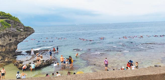 一位网友去小琉球游玩，准备搭船离开时遇到一位卖鱿鱼的阿姨，拜托帮忙买，还特地算他便宜价「10片200元」。（本报系资料照／谢佳潾摄）