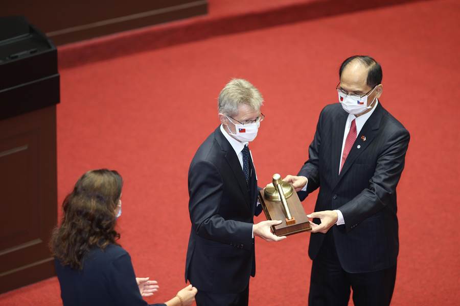 The President of the Czech Senate, Vedzy (center), led a delegation to visit the Legislative Yuan on the 1st. President You Xikun (right) presented a commemorative gavel and a diplomatic medal of honor from the First Congress.  (Photo by Yao Zhiping)