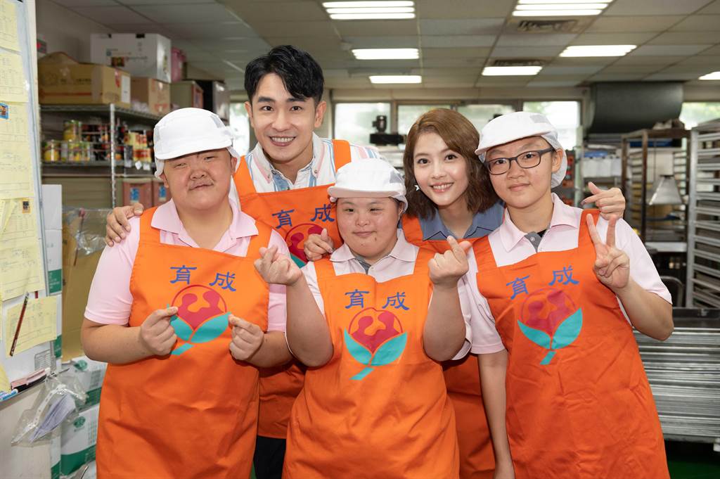 陳謙文、王樂妍一起去育成基金會的庇護工場與憨兒們一起做月餅。（TVBS提供）