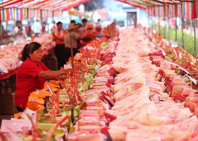 中元普渡供奉的供品，在拜拜时会把食物包装打开，或是将香插在食物上，很容易孳生细菌造成食物坏掉。（中时报系资料照片）