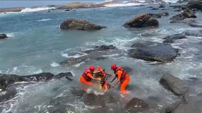 鼻頭角泳客無力倒岸邊，獲海巡署救援。（第二岸巡隊提供／吳康瑋新北傳真）