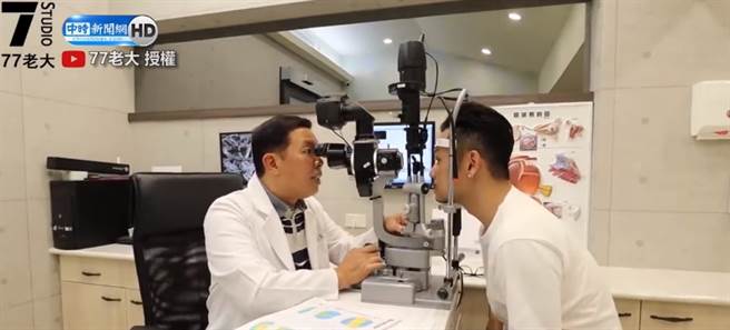 術前醫生評估病患是否適合執行眼睛雷射手術