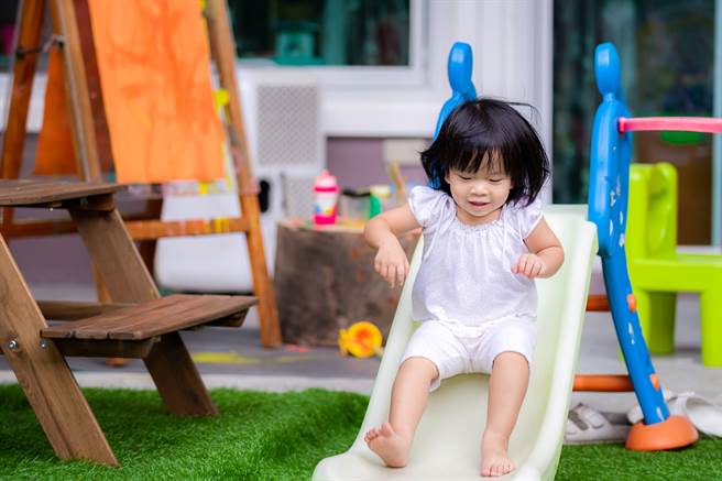 2岁女童突安静 妈回头惊见满腿「红色符咒」秒吓坏(示意图／达志影像)