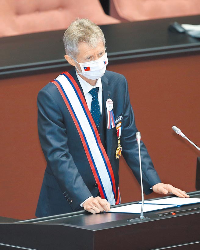 捷克參議院議長韋德齊1日率團參訪立法院，並就自由民主制度發表演說。 （姚志平攝）