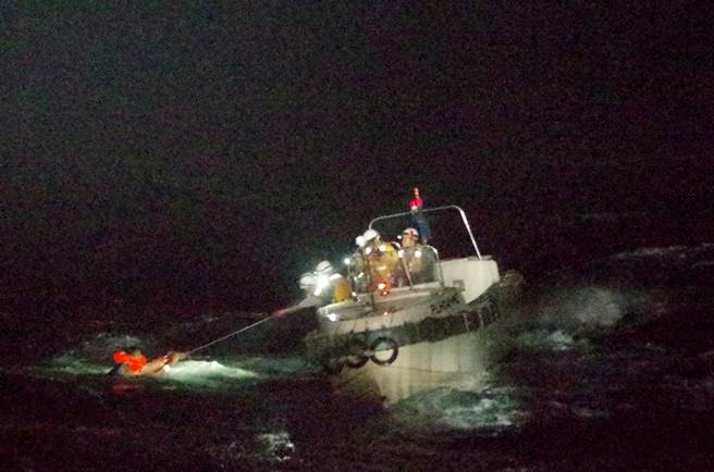 梅莎颱風正侵襲朝鮮半島，2日傳出一艘重達1.2萬噸的巴拿馬籍貨輪在東海失聯，日本海上保安廳隨後救起一名菲律賓籍船員，不過仍未找到失聯貨輪，船上據信仍有42名船員及將近6,000頭牛。（圖／路透社、日本海上保安廳）