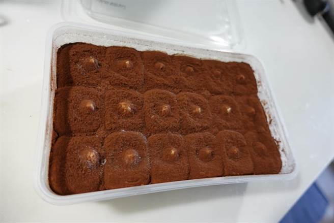 好市多「冷冻提拉米苏」超诱人，绵密口感让6千网友暴动狂喊，买就对了！（图／撷取自好市多商品经验老实说）