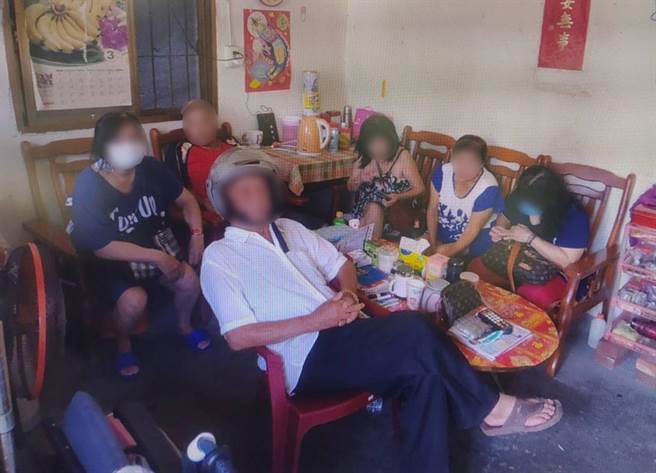 彰化员林警分局近日破获一处私娼寮，警方在现场逮捕高龄84岁刚「完事」准备离去的嫖客，淡定被捕。（警方提供／吴建辉彰化传真）