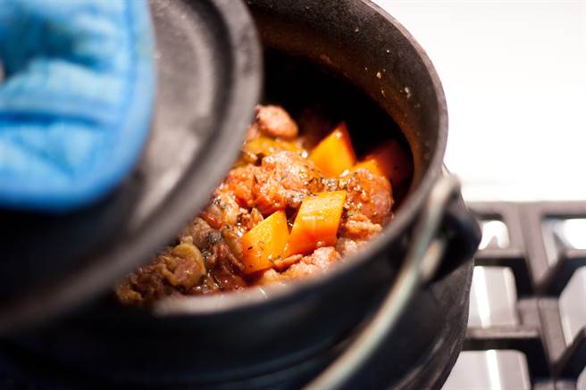 炖肉锅内惊现「男性巨根」女一看不妙急报警 法医公布结果(示意图／达志影像)