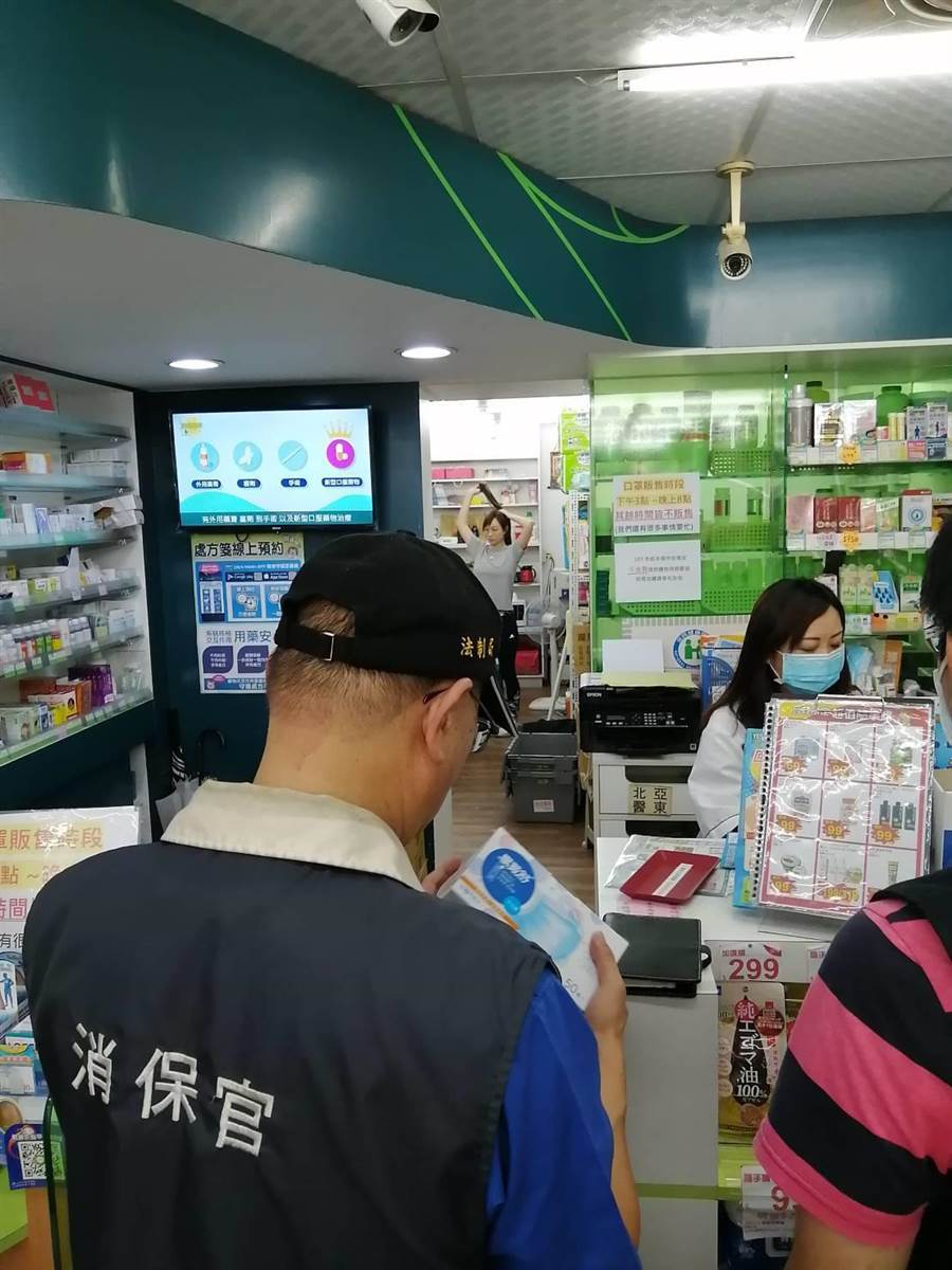 The masks have been completely removed from the shelves.  (Provided by New Taipei City Consumer Protection Officer / Faxed by Xu Zheyuan New Taipei)