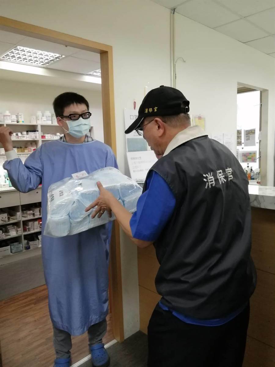 Real-name masks were suspected of being mixed up with the mainland system, and the New Taipei City Consumer Protection Officer went to the pharmacy to investigate the situation.  (Provided by New Taipei City Consumer Protection Officer / Fax by Xu Zheyuan New Taipei))