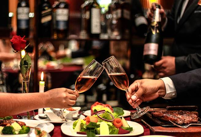 一位男性网友带女友去吃牛排，却因为1超瞎原因被分手。网友一看惊觉案情并不单纯。（图／Shutterstock）