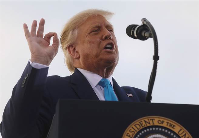 美国总统川普3日在宾州阿诺帕玛区域机场（Arnold Palmer Regional Airport）发表竞选演说的神情。（路透）