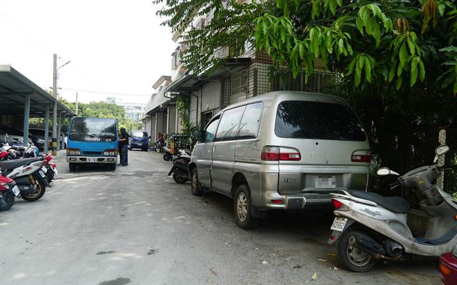 徐姓饲主养有5只犬只，其中3只比特犬，圈养于路旁的这辆客货车内，当日不明原因，二犬跑出来。（黄国峰摄）