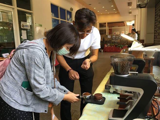 咖啡達人戴圳明現場教煮咖啡、拉花。（廖素慧攝）