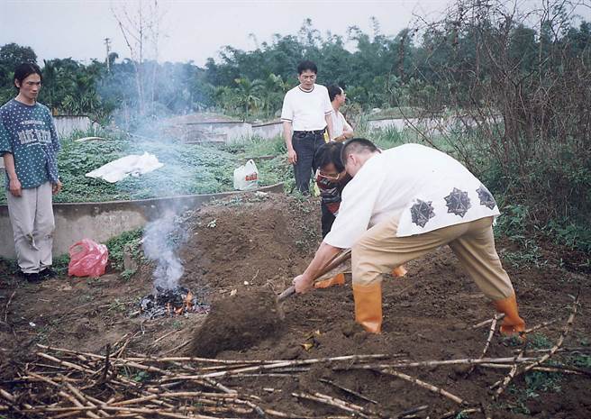 1996年5月4日警方在斗六嘉东公墓挖掘杀夫案中被害人尸体。（帅稚英摄）