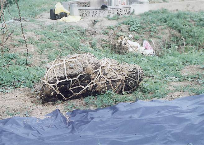 1996年5月4日警方挖出被害人刘琦尸体，以行李袋装着，外表并以绳索捆绑。（帅稚英摄） 