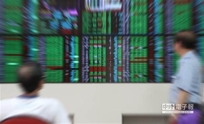 目前散戶持股前20名熱門股票中有11檔是金融股。(資料照)