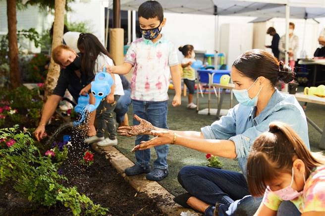梅根与夫婿哈利王子8月31日共赴加州洛杉矶学前学习中心（Preschool Learning Center），和孩子一同种植勿忘我等各式花草。（达志图库/TGP）