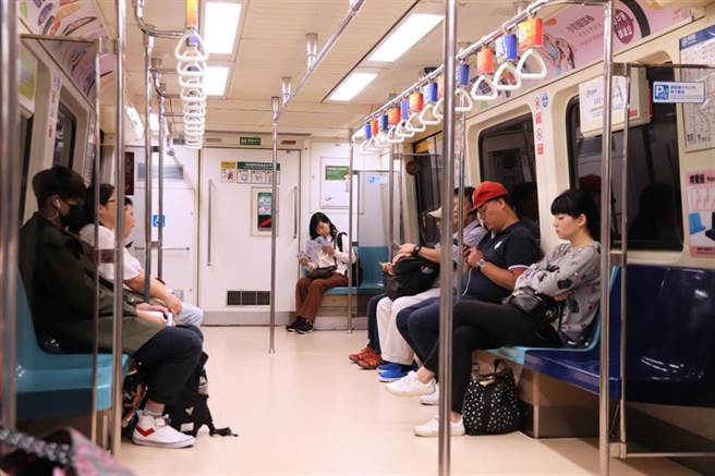 翁捷运掏下体对女狂摩擦 留一摊「嘉明」辩年纪大漏精(示意图/达志影像)