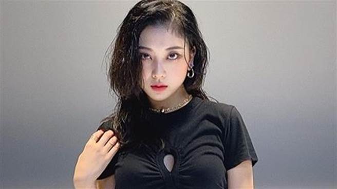 23岁CLC张丞延 洋装「V到肚脐」 双球外泄辣翻天（图／IG@ seung_monkey）