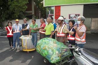 日南環保志工飆創意 自製牽引式資源回收車
