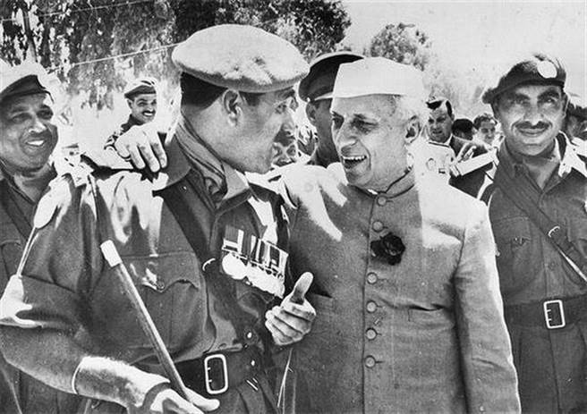 1962年中印战争的印度总理尼赫鲁(右二)靠着美国与苏联的支持，对前来谈判的周恩来态度极为傲慢，加上依恃着人数较多的部队，战争准备不够充分，导致大败收场。（图／网路) 