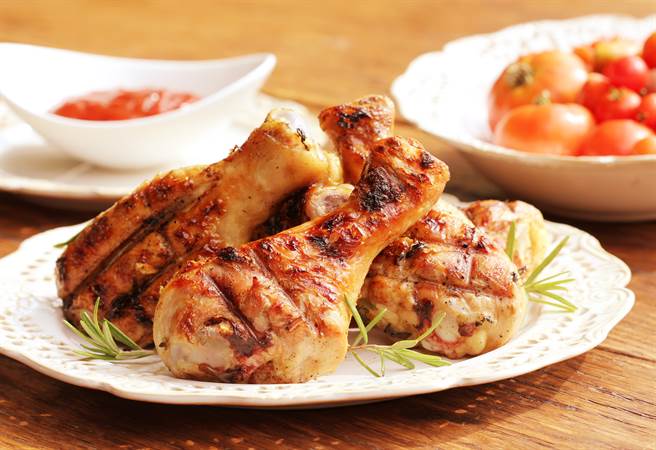 由于传统认为地基主爱吃鸡腿，因此原po主菜也准备鸡腿(示意图/达志影像)