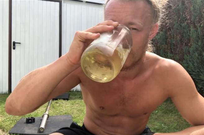 1名德国26岁的运动教练(Jan Schünemann)，自2017年从网路上看到尿液疗效法的讯息，就开始努力研究此疗法，他也不断声称这是最自然的疗效法。(取自The Sun News)