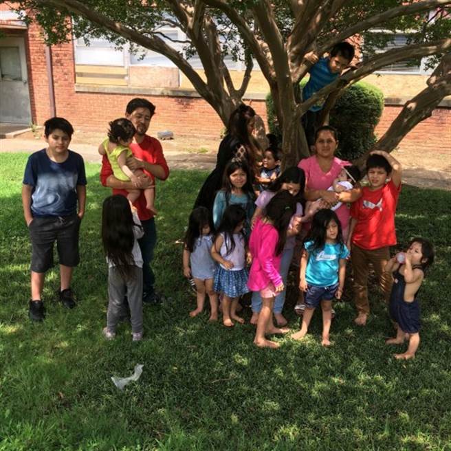 1对居住在美国北卡罗来纳州的夫妻，在短短几年时间里，已经生出15名小孩，简直是都可以组成足球队。(取自Metro News)