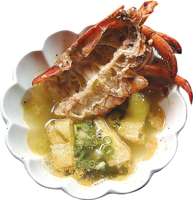 波士頓龍蝦三吃的第三吃是用龍蝦頭和柴魚昆布熬煮的〈龍蝦昆布湯〉。圖／姚舜
