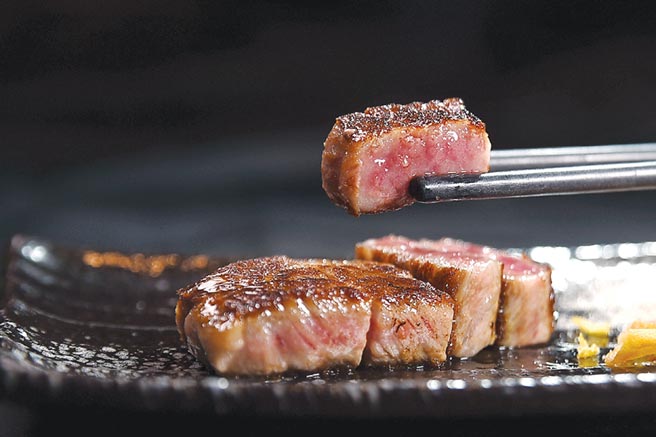 〈犇USHIMITSU和牛館〉1,380元套餐就可享用以日本A5級熊本和牛煎烤的〈極上A5和牛沙朗牛排〉。圖／姚舜
